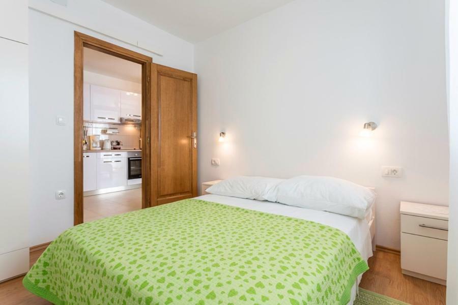 Apartments Bezmalinovic 2 Бол Екстер'єр фото