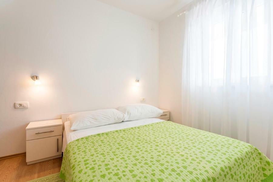 Apartments Bezmalinovic 2 Бол Екстер'єр фото