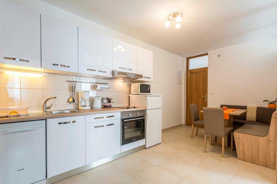 Apartments Bezmalinovic 2 Бол Екстер'єр фото