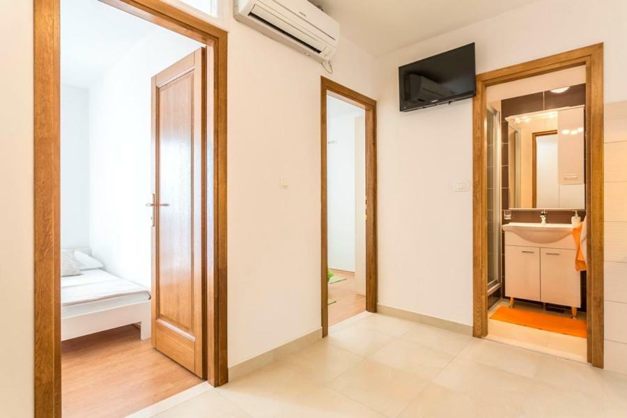 Apartments Bezmalinovic 2 Бол Екстер'єр фото