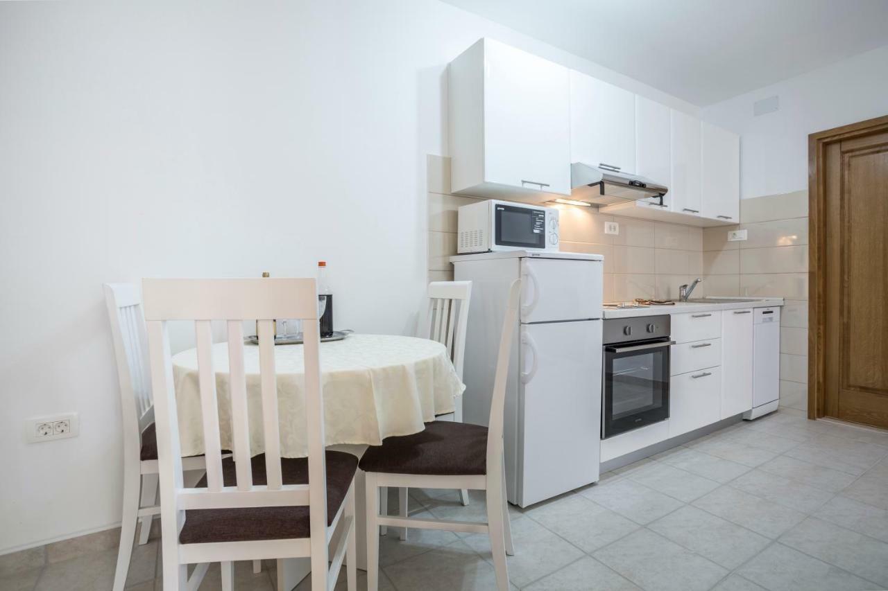 Apartments Bezmalinovic 2 Бол Екстер'єр фото
