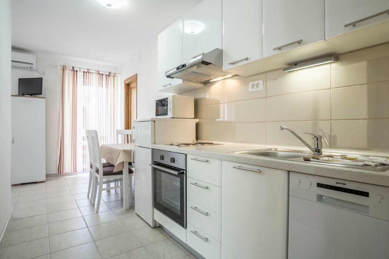 Apartments Bezmalinovic 2 Бол Екстер'єр фото